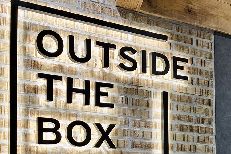 OUTSIDE THE BOX（アウトサイド ザ ボックス）