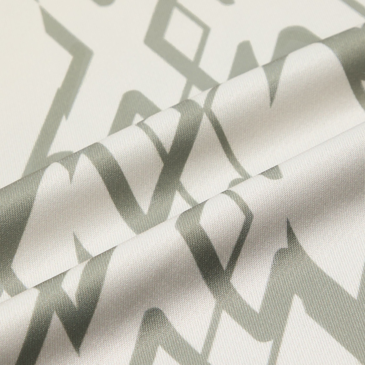 ジュニアグラフィック長袖プラクティスシャツ