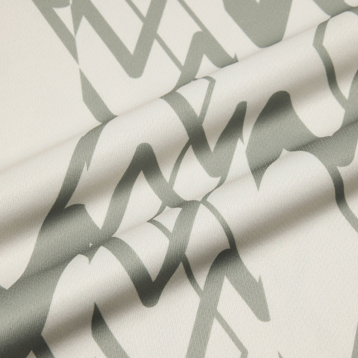 【THE THIRD】 グラフィック長袖シャツ