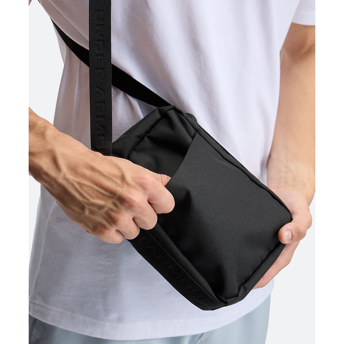 UA ESSENTIAL CROSSBODY
