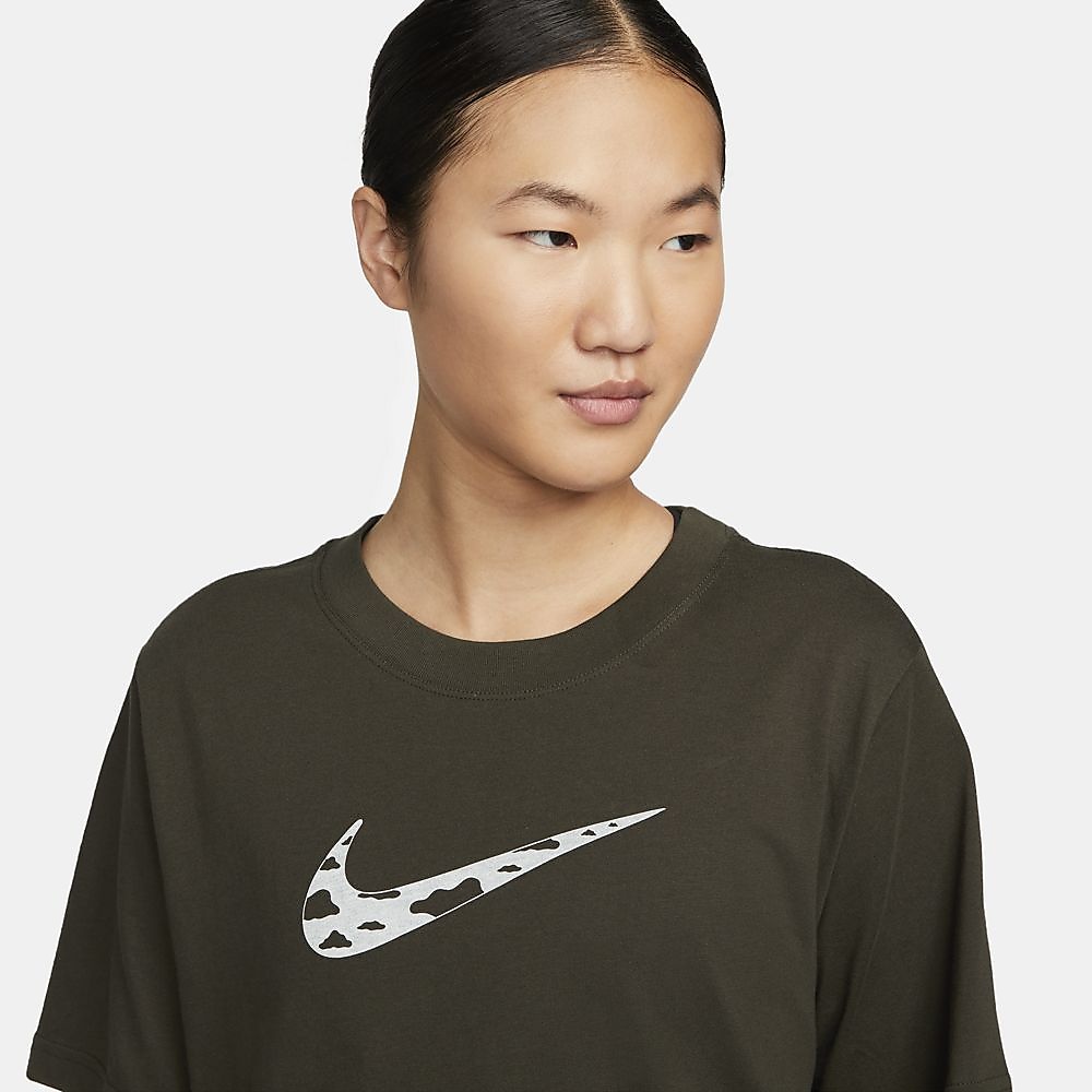 ナイキ ウィメンズ NSW アース デイ S/S Tシャツ