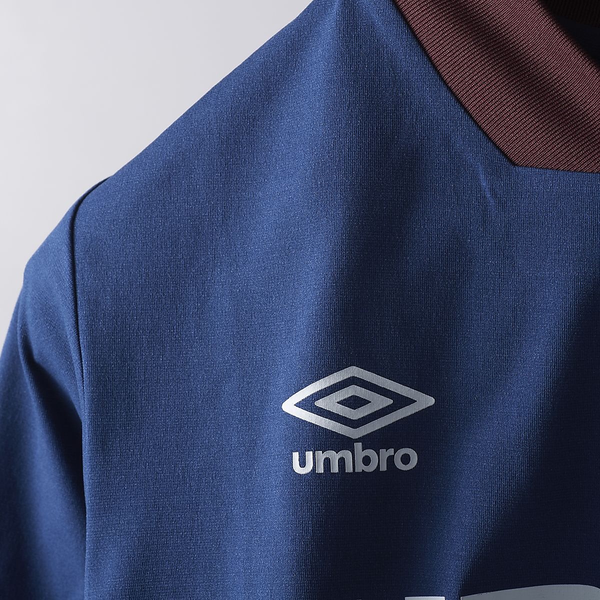【THE THIRD by UMBRO】ジュニアフィールテックプラクティスシャツ