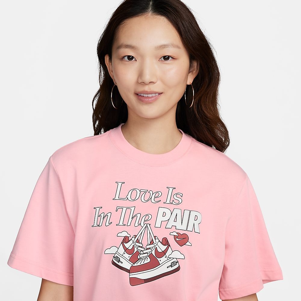 ナイキ ウィメンズ NSW OC 1 ボクシー VDAY S/S Tシャツ