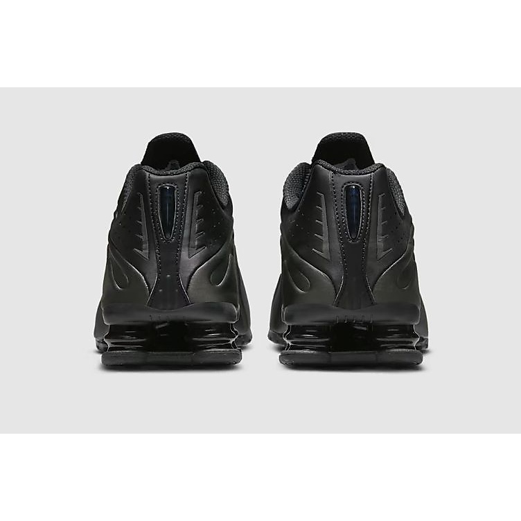 ナイキ ショックス R4