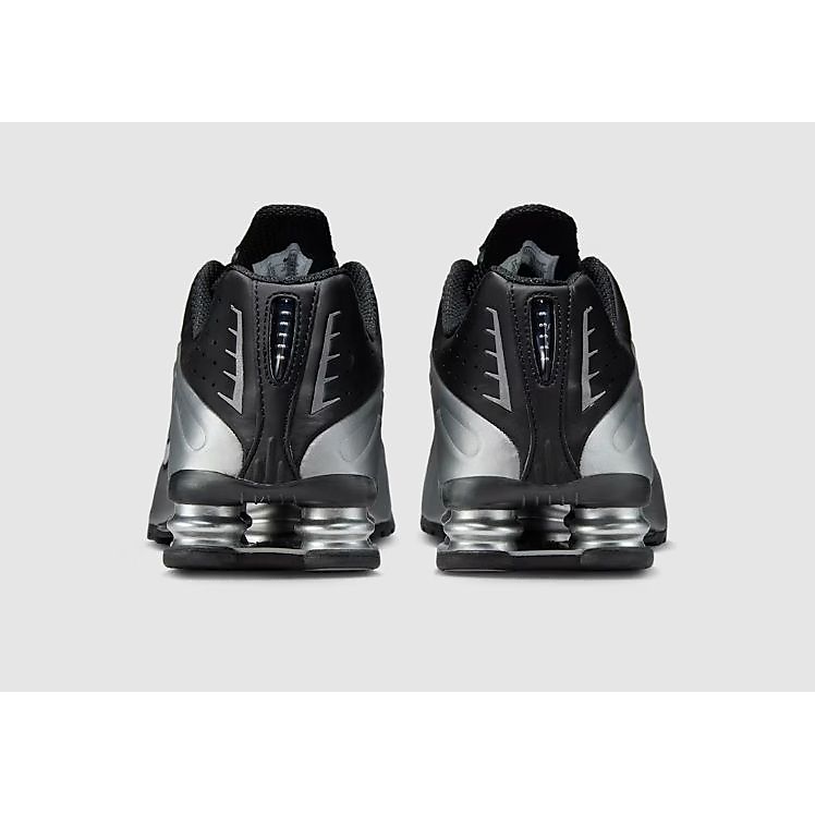 ナイキ ショックス R4