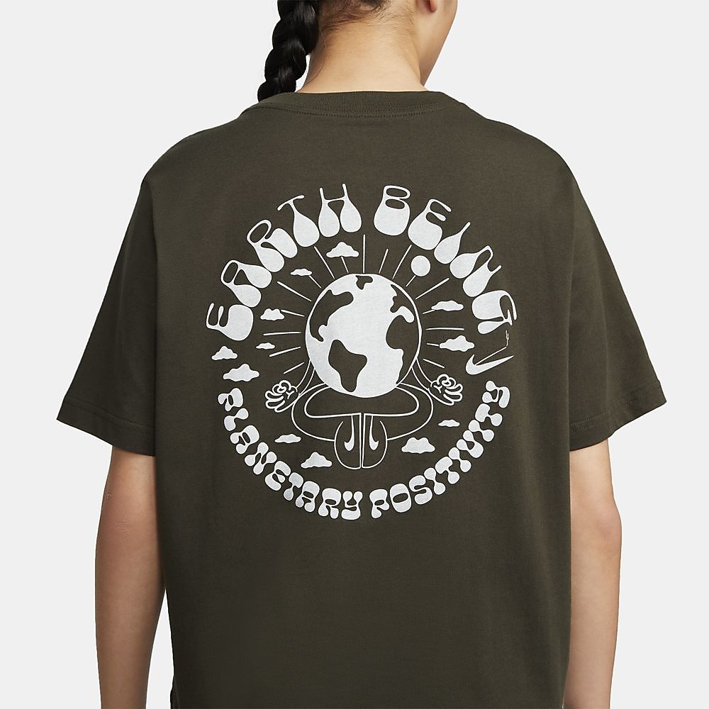 ナイキ ウィメンズ NSW アース デイ S/S Tシャツ