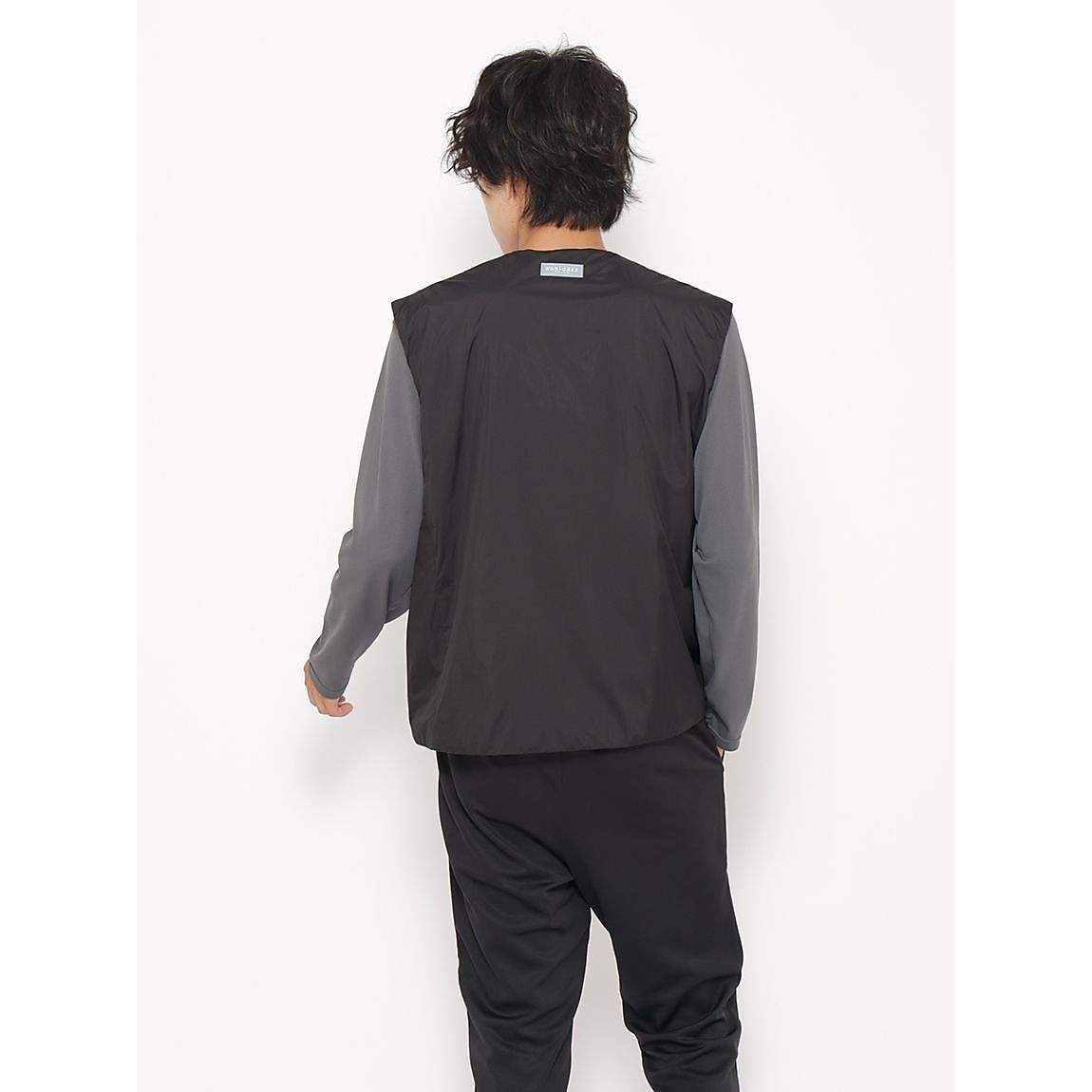 トリニティエアリー ノーカラーベストMENS