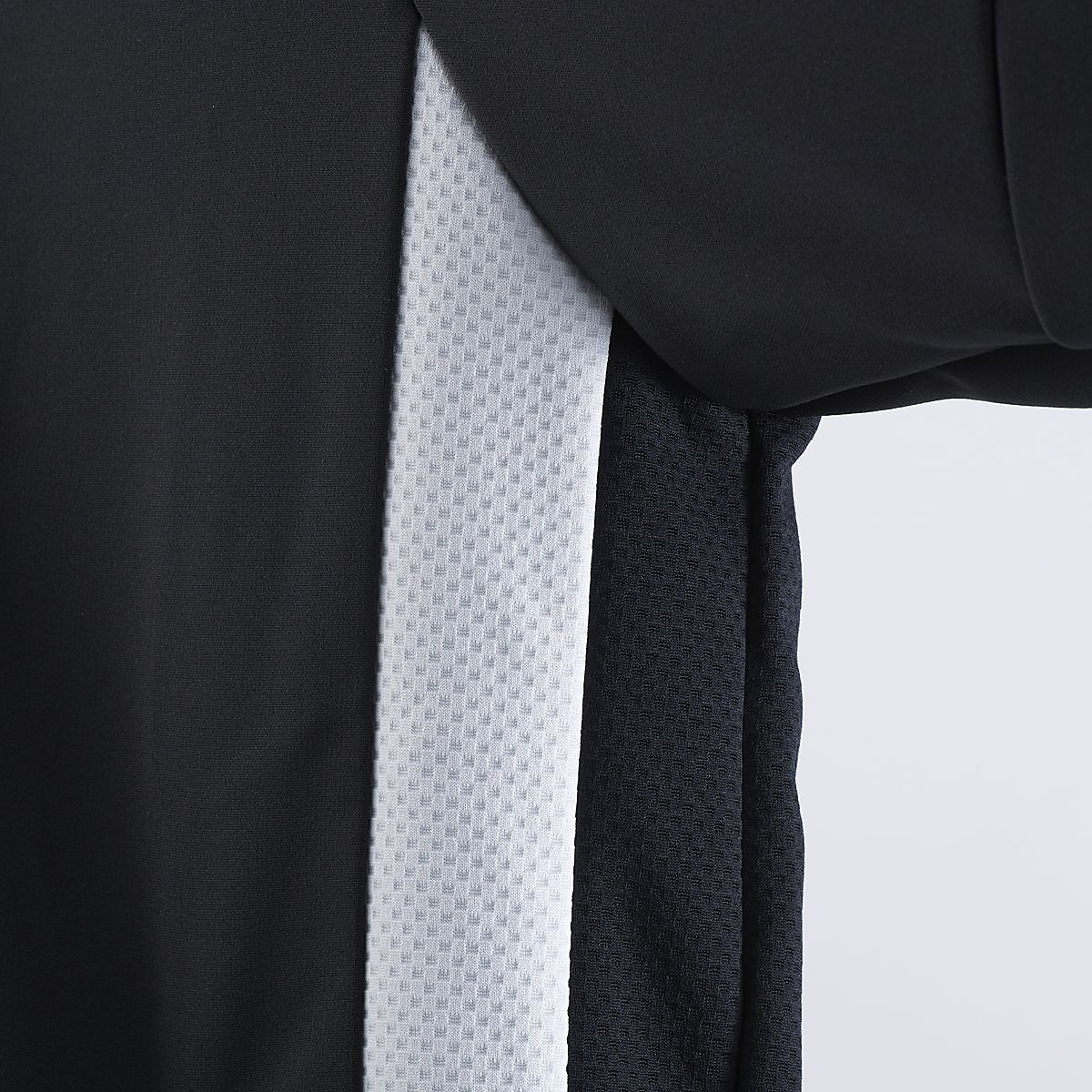 【THE THIRD by UMBRO】ウォームアップハーフジップトップ