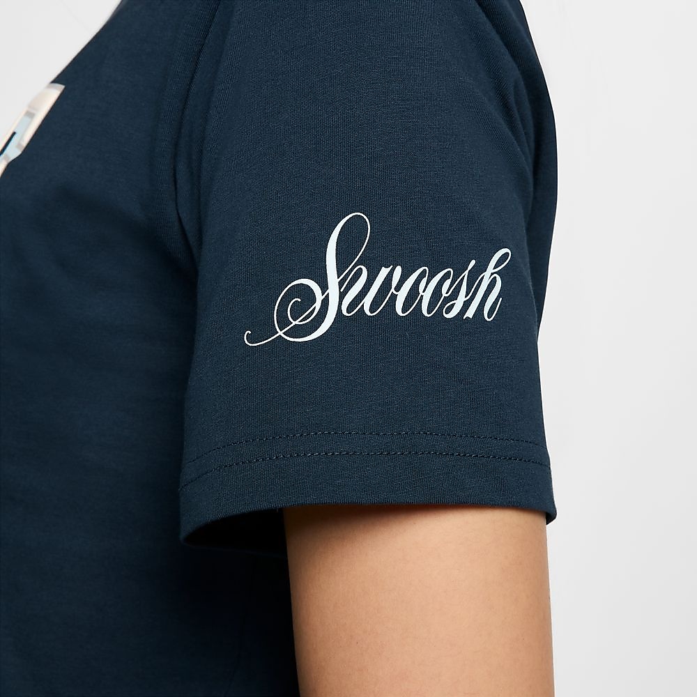 ナイキ ウィメンズ NSW OC VARZITY S/S Tシャツ