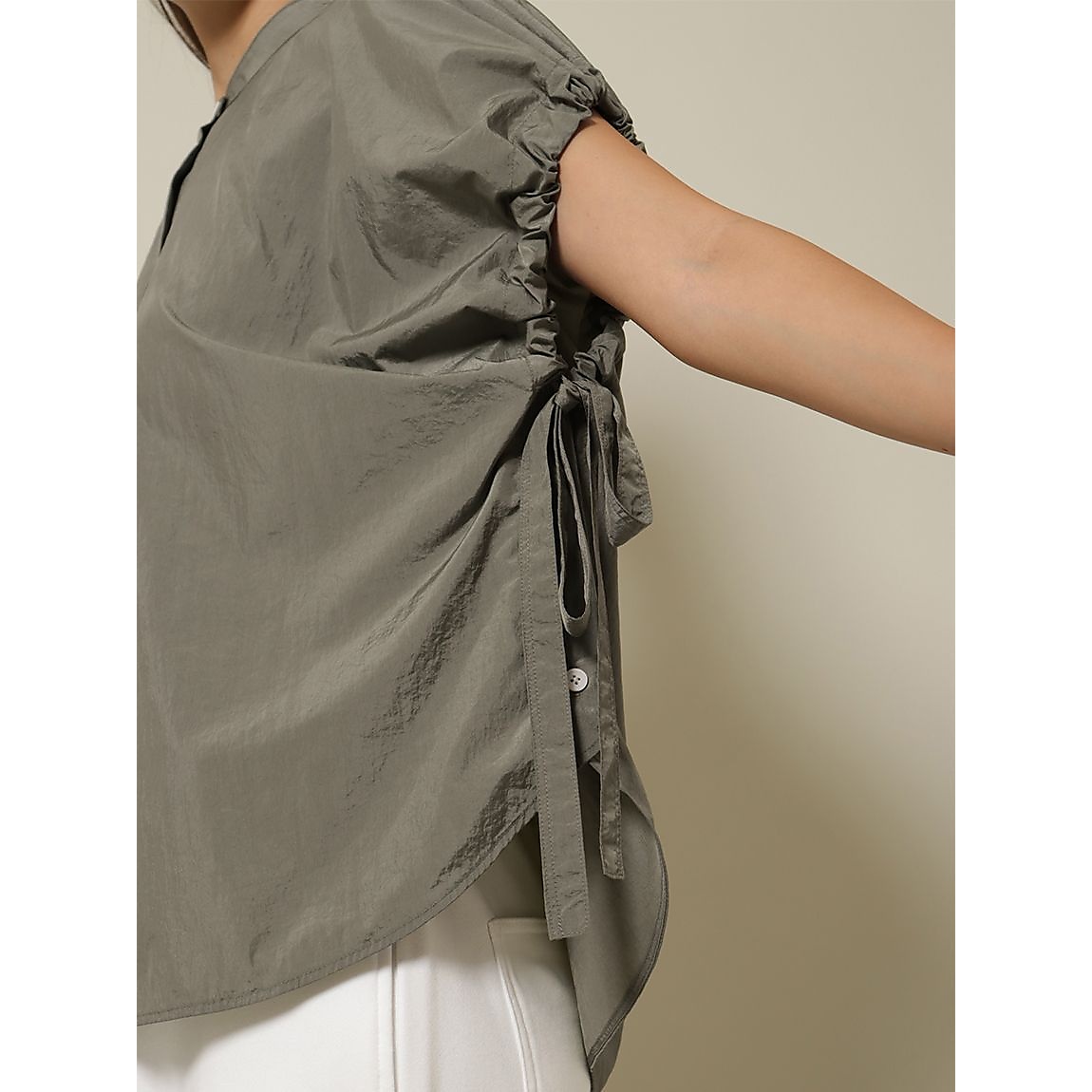 ストーンナイロン ギャザーブラウス