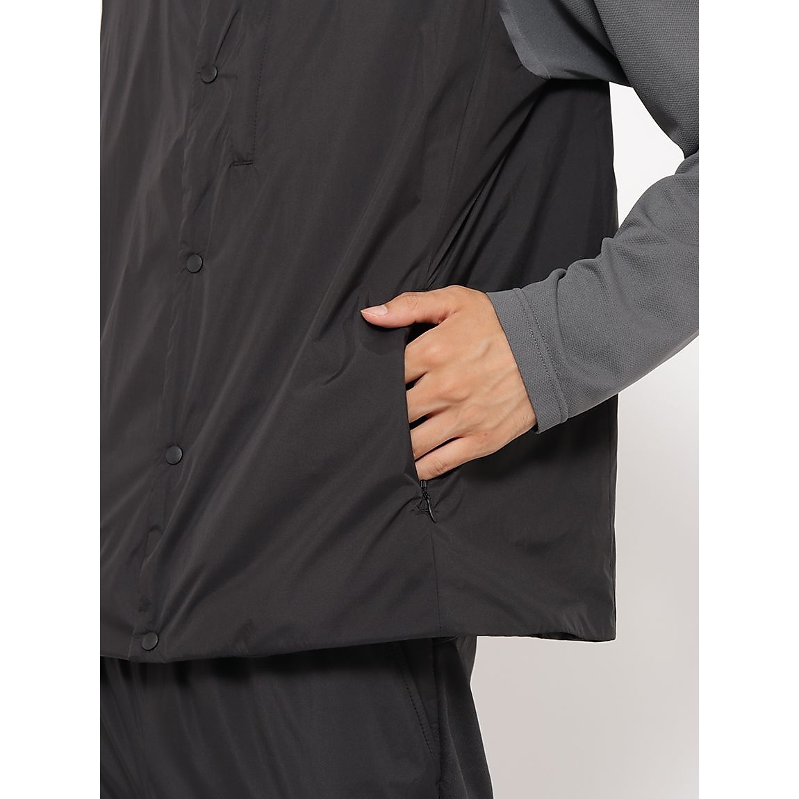 トリニティエアリー ノーカラーベストMENS