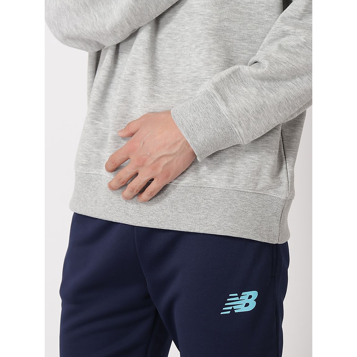 Sport Essentials Stacked Logo スウェットクルー