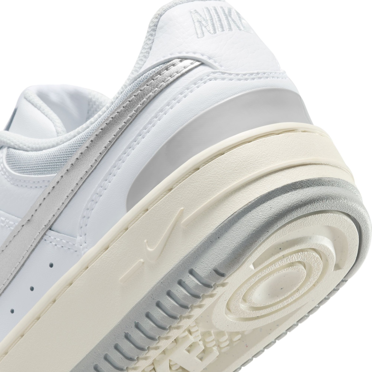 ナイキ ウィメンズ ガンマ フォース