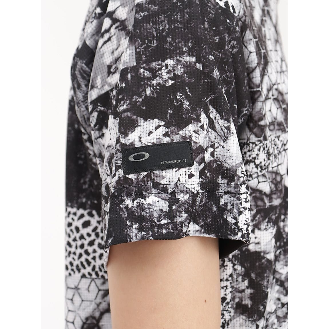 SKULL ICY BREATH DIGITAL MOCK SHIRT