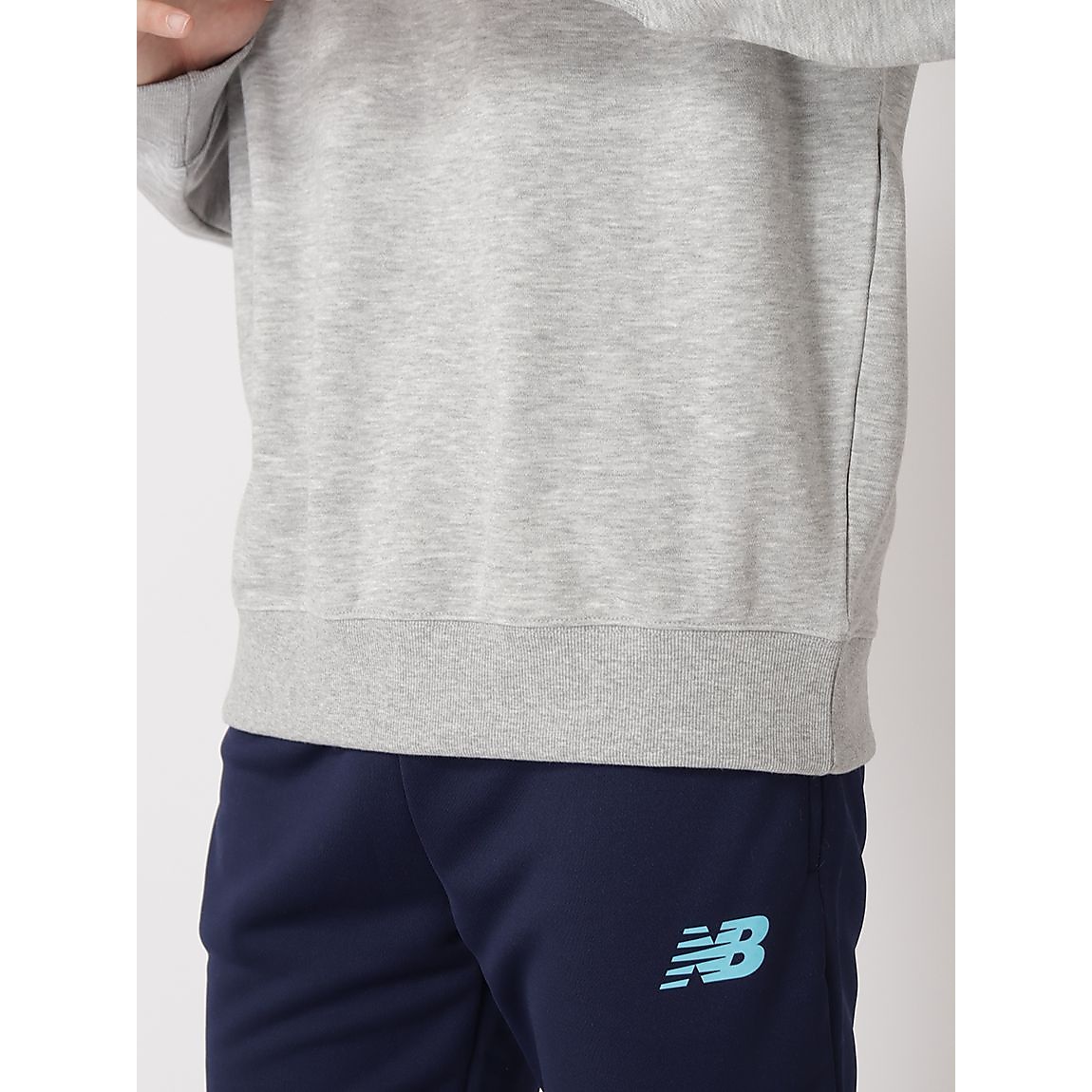 Sport Essentials Stacked Logo スウェットクルー