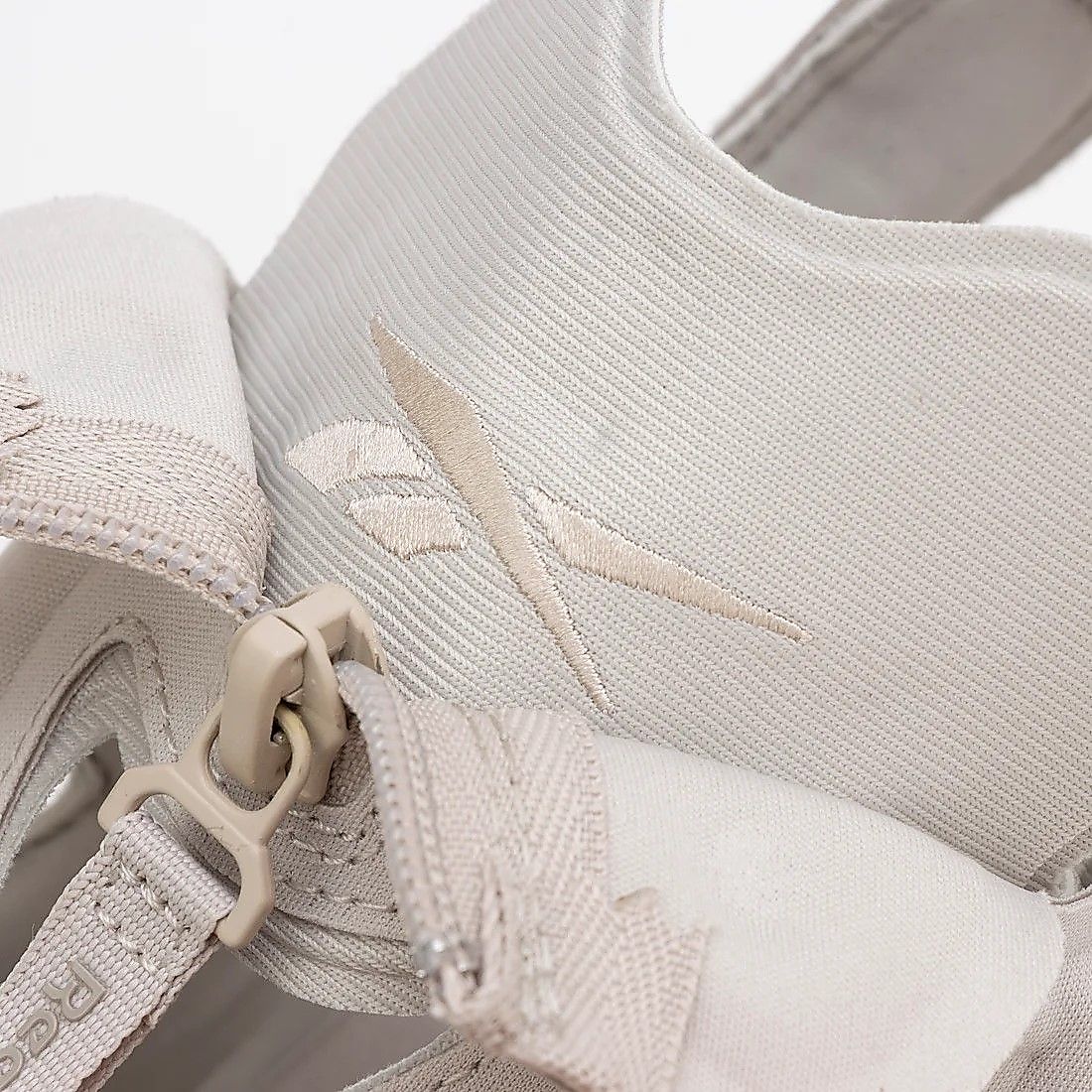 インスタポンプフューリー サンダル ジップ (INSTAPUMP FURY SANDAL ZIP)