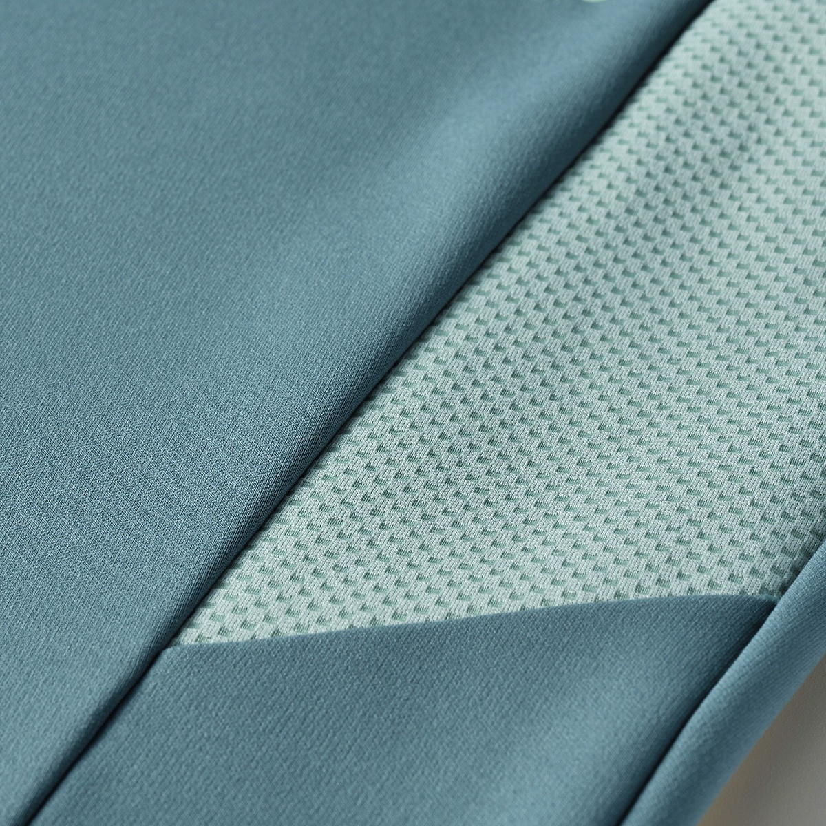 【THE THIRD by UMBRO】ウォームアップロングパンツ