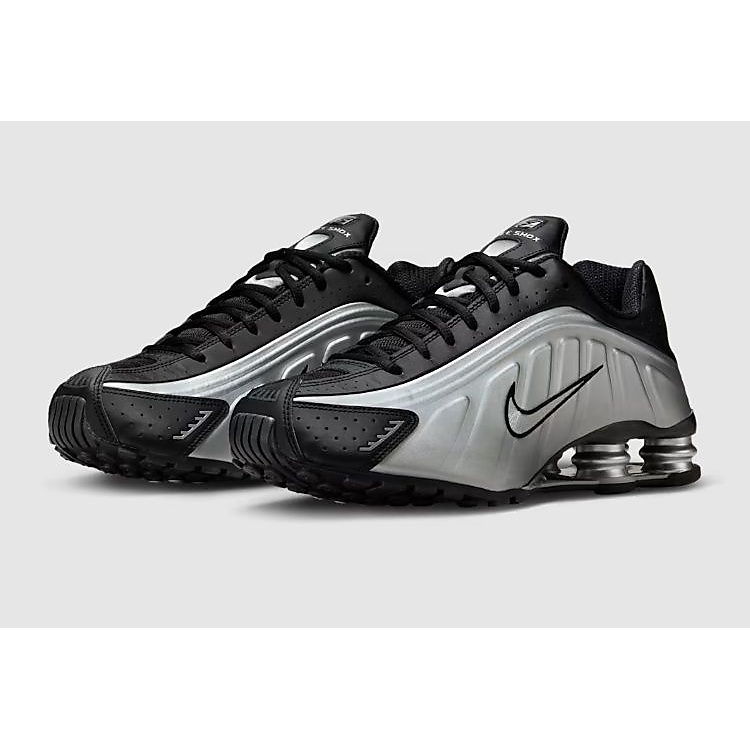 ナイキ ショックス R4