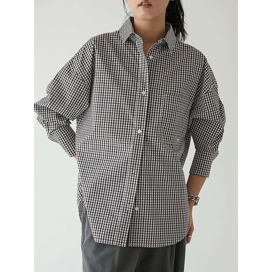 emmiロゴシシュウシャツ