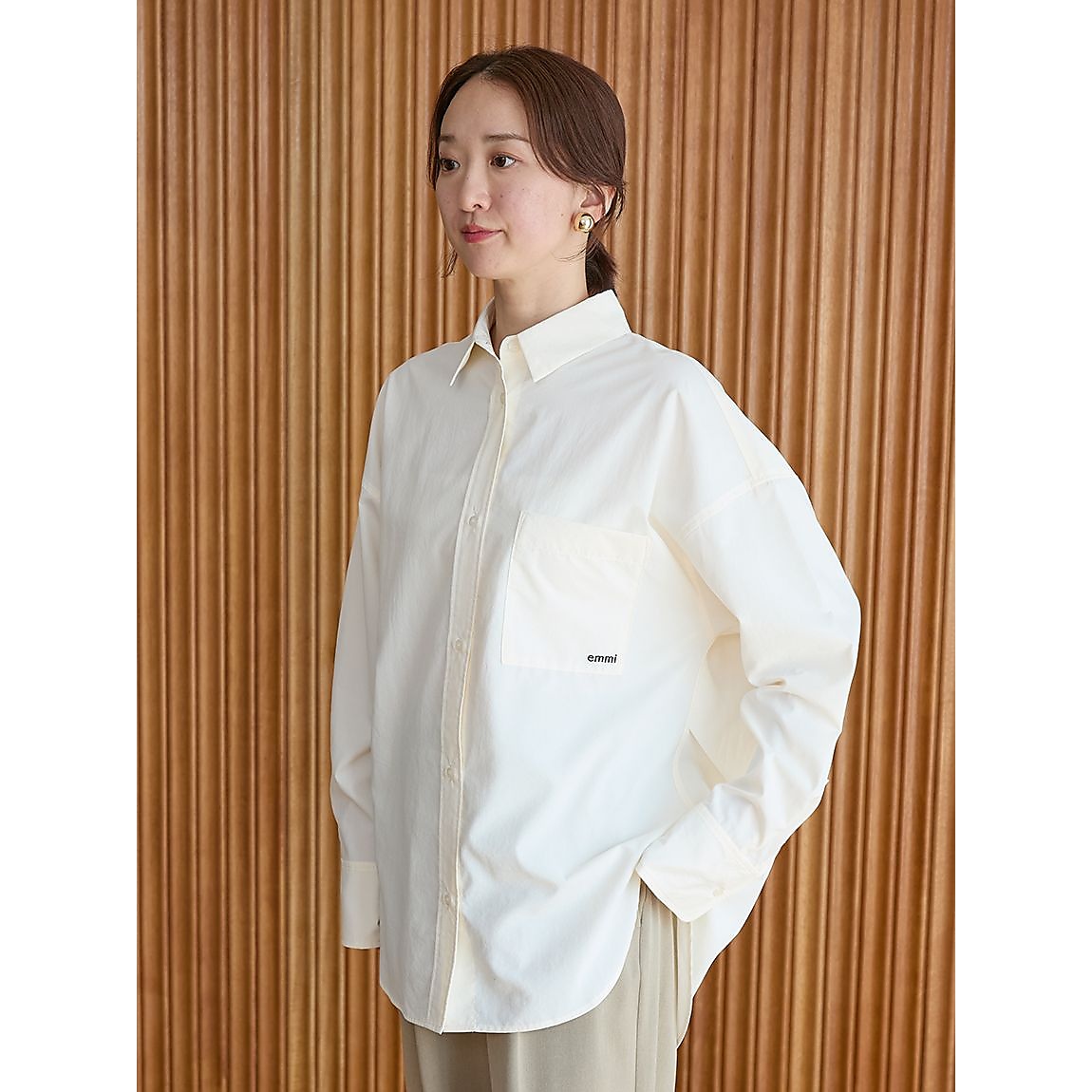 emmiロゴシシュウシャツ