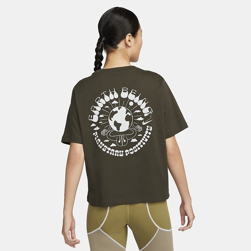 ナイキ ウィメンズ NSW アース デイ S/S Tシャツ