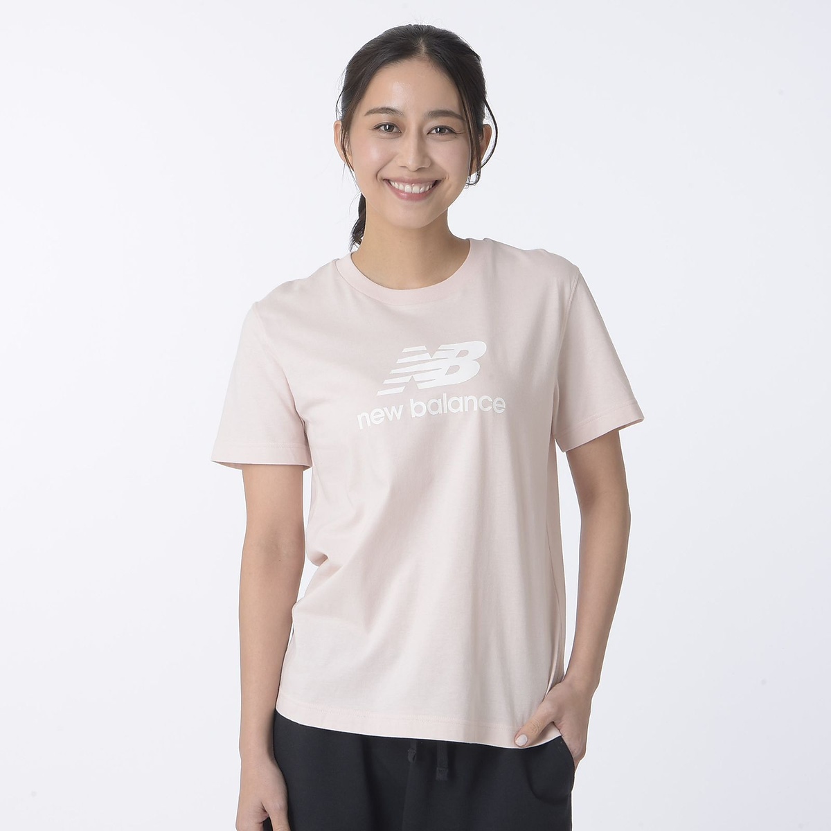 Sport Essentials Stacked Logo ショートスリーブTシャツ
