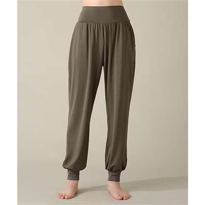 グレイッシュカーキ