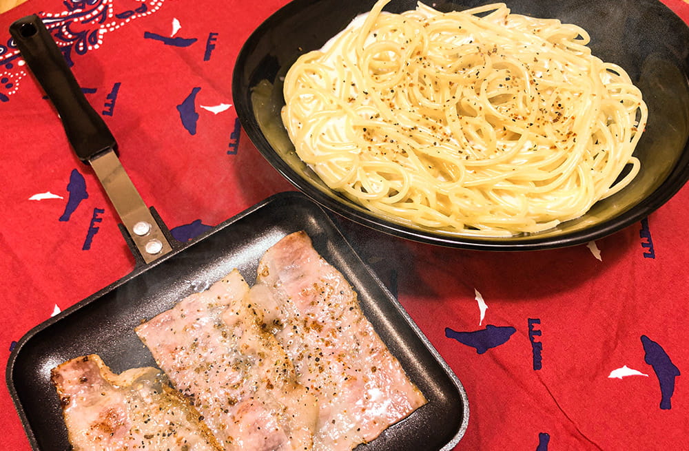 アウトドアスパイスで簡単味付けのクリームパスタとベーコン